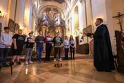 Pater Michael Hüttl (Prior von Stift Altenburg) mit Firmlingen. Pater Michael Hüttl (Prior von Stift Altenburg) mit Firmlingen.