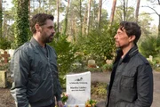 Am Grab seiner Mutter erfährt Benedikt (Tobias Oertel, l.) von Rainer (Michael Pink, r.) wichtige Informationen, die ihm bei seiner Flucht helfen könnten. Am Grab seiner Mutter erfährt Benedikt (Tobias Oertel, l.) von Rainer (Michael Pink, r.) wichtige Informationen, die ihm bei seiner Flucht helfen könnten.