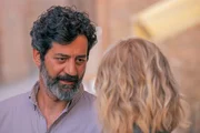 Matteo (Matteo Carlomagno) erz&auml;hlt seiner Schw&auml;gerin Sylvia (Emilia Fox), was er &uuml;ber die verschwundene Ornella wei&szlig;.