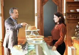 Liebe geht durch den Magen: Laurens (Peter Sattmann) besucht Lena (Christine Neubauer) in ihrer B&auml;ckerei.