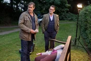 Die 16-j&auml;hrige Ira Jakobi wurde ermordet. Lars Englen (Ingo Naujoks, l.) und Finn Kiesewetter (Sven Martinek, r.) finden am Tatort einen Flyer einer Reproduktionsklinik.
