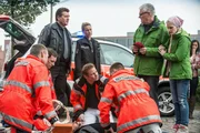 Während Dr. Haase (Fabian Harloff, M.) das Unfallopfer verarztet, befragen Hans (Bruno F. Apitz, l. stehend) und Franzi (Rhea Harder-Vennewald, 2.v.l. stehend) Elke (Mirja Du Mont, r.) und Werner Meisl (Sky Du Mont, 2.v.r. stehend) nach dem Unfallhergang. Während Dr. Haase (Fabian Harloff, M.) das Unfallopfer verarztet, befragen Hans (Bruno F. Apitz, l. stehend) und Franzi (Rhea Harder-Vennewald, 2.v.l. stehend) Elke (Mirja Du Mont, r.) und Werner Meisl (Sky Du Mont, 2.v.r. stehend) nach dem Unfallhergang.