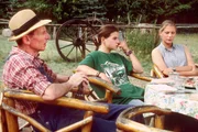 Opa (Heinz Lieven, links) und Bimbo (Friederike Hallermann, rechts) überlegen, wie sie Peggy (Thea Frank) helfen können. Ihr neuer Freund Zecke wird von der Polizei verdächtigt, Straftaten begangen zu haben. Opa (Heinz Lieven, links) und Bimbo (Friederike Hallermann, rechts) überlegen, wie sie Peggy (Thea Frank) helfen können. Ihr neuer Freund Zecke wird von der Polizei verdächtigt, Straftaten begangen zu haben.