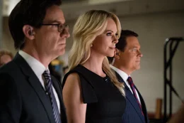 Nicht alle Kollegen (Mark Evan Jackson, l., und Michael Buie, r.), von denen Moderatorin Megyn Kelly (Charlize Theron, M.) bei Fox News umgeben ist, benehmen sich so, wie es das &auml;u&szlig;ere Auftreten vermuten lassen m&ouml;chte und wie man es erwarten d&uuml;rfte.