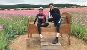 Petra Schildwächter und Danny Morgenstern vor einem Mohnfeld auf dem Hohen Meißner. Petra Schildwächter und Danny Morgenstern vor einem Mohnfeld auf dem Hohen Meißner.
