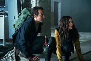 Die eifrige Reporterin April (Megan Fox, r.) und ihr Kameramann Vernon (Will Arnett, l.) schrecken vor nichts zur&uuml;ck, um an eine gute Story zu kommen. Als in der Stadt schildkr&ouml;tenartige Wesen erscheinen, die den gef&auml;hrlichen "Foot Clan" bek&auml;mpfen, wittern sie ihre Chance ...