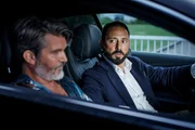 Bjarne (Christian Wennberg) und Peder (Matias Varela, r) haben ein Problem.