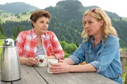 Lisbeth Gruber (Monika Baumgartner, l.) macht sich Sorgen um Susanne Dreiseitl (Natalie O'Hara, r.), die die Trennung von Paul noch nicht verarbeitet hat. Lisbeth Gruber (Monika Baumgartner, l.) macht sich Sorgen um Susanne Dreiseitl (Natalie O'Hara, r.), die die Trennung von Paul noch nicht verarbeitet hat.