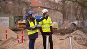 Projektleiterin Ditte Juul S&oslash;rensen (l.) und Gesamt-Koordinator Mikkel Balskilde Hansen (r.) auf einer Baustelle in Kopenhagen.