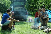 Gregor und Fanny haben sich f&uuml;r einen Probedurchlauf f&uuml;r den geplanten Campingurlaub entschieden. Von links: Felix Kramer (Shayan Hartmann), Emma Lechner (Anouk Lux), Fanny Lechner (Katrin Lux) und Gregor Brunner (Holger M. Wilhelm).