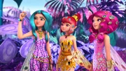 Mia und Yuko schenken Lola einen Freundschaftsring. Mia und Yuko schenken Lola einen Freundschaftsring.