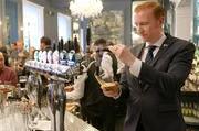 Gary Cahill (re.), Barchef des Shelbourne, ist mit dem Nationalgetränk Guinness aufgewachsen und weiß, wie man es perfekt zapft. Gary Cahill (re.), Barchef des Shelbourne, ist mit dem Nationalgetränk Guinness aufgewachsen und weiß, wie man es perfekt zapft.
