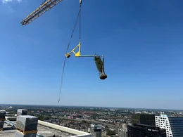 Fliegende B&auml;ume &uuml;ber Utrecht. Nur mit Hilfe eines Krans k&ouml;nnen die B&auml;ume an der etwa 100 Meter hohen Fassaden des Wonderwoods-Geb&auml;ude gepflanzt werden.