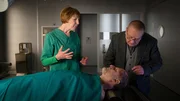 Kann Dr. Helene Sturbeck (Katharina Blaschke, l.) mit ihren Untersuchungen Licht ins Dunkel bringen? Hauke Kahnemann (Marcus Kaloff, M.) hatte Bratensoße in den Haaren. Das grenzt die Tatwaffe zumindest auf Pfannen und Töpfe ein. Aber, wie Chefkommissar Jan-Hinrich Reuter (Udo Kroschwald, r.) erfährt: das Opfer hat gleich zwei Schläge abbekommen. Zu unterschiedlichen Zeitpunkten. Kann Dr. Helene Sturbeck (Katharina Blaschke, l.) mit ihren Untersuchungen Licht ins Dunkel bringen? Hauke Kahnemann (Marcus Kaloff, M.) hatte Bratensoße in den Haaren. Das grenzt die Tatwaffe zumindest auf Pfannen und Töpfe ein. Aber, wie Chefkommissar Jan-Hinrich Reuter (Udo Kroschwald, r.) erfährt: das Opfer hat gleich zwei Schläge abbekommen. Zu unterschiedlichen Zeitpunkten.
