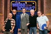 Moderator Kai Pflaume (M.) und seine Rateteam-Kapit&auml;ne Bernhard Ho&euml;cker (l.) und Elton (r.) begr&uuml;&szlig;en in dieser Sendung den Schauspieler Michael Brandner (2.v.l.) und den Schauspieler Miroslav Nemec (2.v.r.).