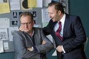 ARD/HEITER BIS T&Ouml;DLICH - NORDISCH HERB, neue Krimiserie (16 Folgen), Folge 5 "Der Puppenspieler". Kriminalrat Hinrichs (Thomas K&uuml;gel, l.) muss wegen Polizeipr&auml;sident Dr. Sommer (Robert Schupp, r.) sein B&uuml;ro r&auml;umen.