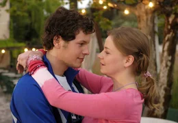 Junges Gl&uuml;ck: Sara Waller (Theresa Scholze) und Marco Galvani (Mirko Lang) sind schwer verliebt.