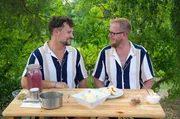 Eine in Mähren beliebte Mahlzeit in den Sommermonaten: Jirí Obrdlík (li.) und Martin Beránek (re.) essen Aprikosenknödel. Eine in Mähren beliebte Mahlzeit in den Sommermonaten: Jirí Obrdlík (li.) und Martin Beránek (re.) essen Aprikosenknödel.