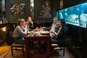 Die Hauptkommissarinnen und Hauptkommissare feiern bei einem Abendessen den Abschluss eines Falls: Pia Heinrich, Leo H&ouml;lzer, Adam Sch&uuml;rk, Esther Baumann - v.l.n.r.