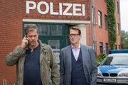 Finn Kiesewetter und Lars Englen ermitteln im Fall 17-j&auml;hrige Nadine Bomke, die von ihrer Schwester Paula mit einem Kopfschuss tot im Wald aufgefunden wurde.