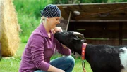Yvi will herausfinden, warum ihr K&auml;se diesmal besonders gut schmeckt. Von links: Yvonne Preissinger (Alexa Eilers) und Frau Gregor.