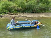 Die Auwaldforscherinnen Barbara Stammel (l.) und Veronika Ullmann (r.) untersuchen die Pflanzenbest&auml;nde am Grund eines Seitenarms der Donau bei Ingolstadt.