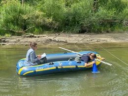 Die Auwaldforscherinnen Barbara Stammel (l.) und Veronika Ullmann (r.) untersuchen die Pflanzenbest&auml;nde am Grund eines Seitenarms der Donau bei Ingolstadt.
