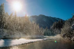 Auch in der Winterzeit bietet die Landschaft rund um die Isar &sbquo;&Auml;&igrave; den letzten gro&radic;&uuml;en Wildfluss Deutschlands &sbquo;&Auml;&igrave; ein spektakul&radic;&sect;res Bild.