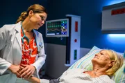 Dr. Nadira Abbas (Yasmina Djaballah, l.) steht am Krankenbett ihrer Mutter Ines (Claudia Rieschel, r.), die ihre OP verweigert.