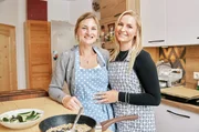 Michaela Pistono (li.) bereitet zusammen mit ihrer Freundin Monique Doré das Essen zu. Michaela Pistono (li.) bereitet zusammen mit ihrer Freundin Monique Doré das Essen zu.