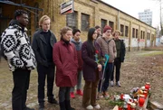 Tom (Leo Meier, 2.v.l.), Jörn (Vincent zur Linden, r.), Aleyna (Sogol Faghani, 4.v.r.) und die anderen Kurierfahrerinnen und Kurierfahrer haben eine Mahnwache für ihre tote Kollegin und Schwester organisiert. Tom (Leo Meier, 2.v.l.), Jörn (Vincent zur Linden, r.), Aleyna (Sogol Faghani, 4.v.r.) und die anderen Kurierfahrerinnen und Kurierfahrer haben eine Mahnwache für ihre tote Kollegin und Schwester organisiert.