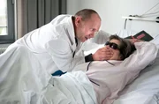 Dietmar Schmitz (Christian Koch, l.), gerade aus dem Gef&auml;ngnis entlassen, will sich an Kriminalr&auml;tin Ackermann (Tina Engel, r.) r&auml;chen, die hilflos im Krankenhaus liegt.