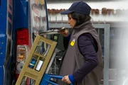 Annabell Lorenz (Stephanie Stumph) ermittelt in diesem Fall auch mal Undercover als Getränkelieferantin. Annabell Lorenz (Stephanie Stumph) ermittelt in diesem Fall auch mal Undercover als Getränkelieferantin.