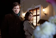 Die Stimmung zwischen Gregor (Christof Arnold, l.) und Leonie (Anna Angelina Wolfers, r.) ist nach dem Missverständnis angespannt. Die Stimmung zwischen Gregor (Christof Arnold, l.) und Leonie (Anna Angelina Wolfers, r.) ist nach dem Missverständnis angespannt.