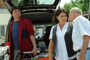 Alois ist sicher zu wissen, wer der Dieb von Theresas Armreifen ist. Von links: Polsterreiniger (Alfred Irnstetter), Monika Vogl (Christine Reimer) und Alois Preissinger (Erich Hallhuber).