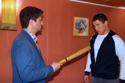Bordellbesitzer Kalle (Maximilian Grill, l.) fängt Jemmas Freund Enrico (Malik Blumenthal, r.) im Flur ab. Bordellbesitzer Kalle (Maximilian Grill, l.) fängt Jemmas Freund Enrico (Malik Blumenthal, r.) im Flur ab.