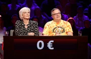 Rateteam-Kapit&auml;n Elton (r.) mit S&auml;ngerin und Schauspielerin Claudia Jung (l.).