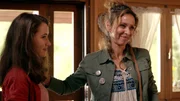 Tante Annie (Mary Sellers, r.) ist froh, dass es Mia (Margot Nuccetelli, l.) bei Sara und Luciana so gut gef&auml;llt.