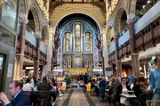 Mercato Mayfair befindet sich an einem ungewöhnlichen Ort: Der Food Market ist in ein anglikanisches Gotteshaus im Greek Revival Stil eingezogen. Mercato Mayfair befindet sich an einem ungewöhnlichen Ort: Der Food Market ist in ein anglikanisches Gotteshaus im Greek Revival Stil eingezogen.