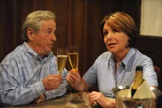 Rosi unterst&uuml;tzt Gerstl bei der Vorbereitung f&uuml;r sein Date. Von links: Gerstl (Gerd Lohmeyer) und Rosi Brunner (Brigitte Walbrun).