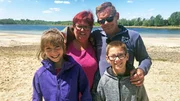 Als die Pflegefamilie 2016 das Geschwisterpaar Carmen und Erwin aufnimmt, ahnt sie nicht, aus welchen Lebensumständen die beiden Kinder kommen. Als die Pflegefamilie 2016 das Geschwisterpaar Carmen und Erwin aufnimmt, ahnt sie nicht, aus welchen Lebensumständen die beiden Kinder kommen.