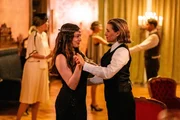 Die SOKO-Ermittlerinnen Amira Mahdi (Aylin Ravanyar, 2.v.l.) und Vanessa Haas (Kerstin Landsmann, 2.v.r.) reisen für ein Krimi-Dinner in die glamourösen Zwanzigerjahre zurück. Sie tanzen freudig gemeinsam mit anderen Gästen wie Brigitte Keilmann (Alexandra von Schwerin, l.), Max Balberg (Max Rothbart, r.) und Katja Temur (Inga Lessmann, M.), bis die Stimmung plötzlich durch ein schockierendes Ereignis unterbrochen wird. Die SOKO-Ermittlerinnen Amira Mahdi (Aylin Ravanyar, 2.v.l.) und Vanessa Haas (Kerstin Landsmann, 2.v.r.) reisen für ein Krimi-Dinner in die glamourösen Zwanzigerjahre zurück. Sie tanzen freudig gemeinsam mit anderen Gästen wie Brigitte Keilmann (Alexandra von Schwerin, l.), Max Balberg (Max Rothbart, r.) und Katja Temur (Inga Lessmann, M.), bis die Stimmung plötzlich durch ein schockierendes Ereignis unterbrochen wird.