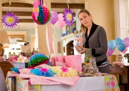 Eines kann Kate (Sarah Jessica Parker) nicht leiden: Wenn die tiefenentspannten Vollzeitmuttis sie beim Schulevent mit ver&auml;chtlichen Blicken strafen, weil sie keine Zeit f&uuml;r einen selbstgebackenen Kuchen fand.