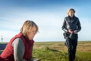 Melanie (Sanna Englund, r.) k&uuml;mmert sich um Rieke Buttfanger (Petra Kelling, l.), die sich Sorgen um ihre Tochter macht.