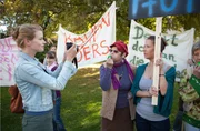 Redaktionssekret&auml;rin Sybille Latzel (Caroline Ebner, r.) und ihre Frauengruppe demonstrieren gegen das ihrer Ansicht nach frauenfeindliche Kunstwerk "Die Badende".