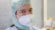Die abflachende zweite Pandemiewelle lässt das Team der Station 43 Luft holen. Im Grenzbereich zwischen Leben und Tod haben die Ärzte und Pflegenden der Intensivmedizin und sich selbst alles abverlangt. Einige Covid-Patienten werden zu den ersehnten medizinischen Wundern, zu Überlebenden der Pandemie. Viele andere schaffen es nicht. Am Ende steht das Team vor der Frage: Was bleibt? Was kommt? - Intensivmediziner Oberarzt Jan Kruse. Die abflachende zweite Pandemiewelle lässt das Team der Station 43 Luft holen. Im Grenzbereich zwischen Leben und Tod haben die Ärzte und Pflegenden der Intensivmedizin und sich selbst alles abverlangt. Einige Covid-Patienten werden zu den ersehnten medizinischen Wundern, zu Überlebenden der Pandemie. Viele andere schaffen es nicht. Am Ende steht das Team vor der Frage: Was bleibt? Was kommt? - Intensivmediziner Oberarzt Jan Kruse.