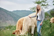 Michaela Pistono ist auf dem elterlichen Heidehof in Dieblich mit Rindern, Ziegen, Gänsen und Hühnern aufgewachsen. Mit 22 entschied sich Michaela für eine Auszeit vom Hof, arbeitete in Koblenz in einer Personalabteilung und studierte Betriebswirtschaftslehre. Doch ihr Herz hing zu sehr am Hof der Eltern. Sie machte eine landwirtschaftliche Ausbildung und übernahm den Heidehof. Michaela Pistono ist auf dem elterlichen Heidehof in Dieblich mit Rindern, Ziegen, Gänsen und Hühnern aufgewachsen. Mit 22 entschied sich Michaela für eine Auszeit vom Hof, arbeitete in Koblenz in einer Personalabteilung und studierte Betriebswirtschaftslehre. Doch ihr Herz hing zu sehr am Hof der Eltern. Sie machte eine landwirtschaftliche Ausbildung und übernahm den Heidehof.