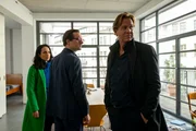 Lassen sich Caspar Bergmann (Thomas Heinze, r.) und Annabell Lorenz (Stephanie Stumph, l.) von Rufus Schneiders (Moritz Treuenfels, M.) eleganter Fassade täuschen? Lassen sich Caspar Bergmann (Thomas Heinze, r.) und Annabell Lorenz (Stephanie Stumph, l.) von Rufus Schneiders (Moritz Treuenfels, M.) eleganter Fassade täuschen?
