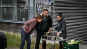 Eine Spur führt zu Lia Bux (Kotti Yun, r.), der Assistentin von Starkoch Hauke Kahnemann. Auf Kommissarin Karoline Joost (Nike Fuhrmann, l.) und Kommissar Lars Pöhlmann (Dominic Booer, M.) wirkt sie nicht sonderlich traurig über den Tod ihres Chefs. Eine Spur führt zu Lia Bux (Kotti Yun, r.), der Assistentin von Starkoch Hauke Kahnemann. Auf Kommissarin Karoline Joost (Nike Fuhrmann, l.) und Kommissar Lars Pöhlmann (Dominic Booer, M.) wirkt sie nicht sonderlich traurig über den Tod ihres Chefs.