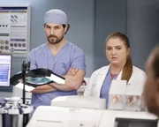 Dr. Andrew DeLuca (Giacomo Gianniotti, l.); Dr. Taryn Helm (Jaicy Elliot, r.)